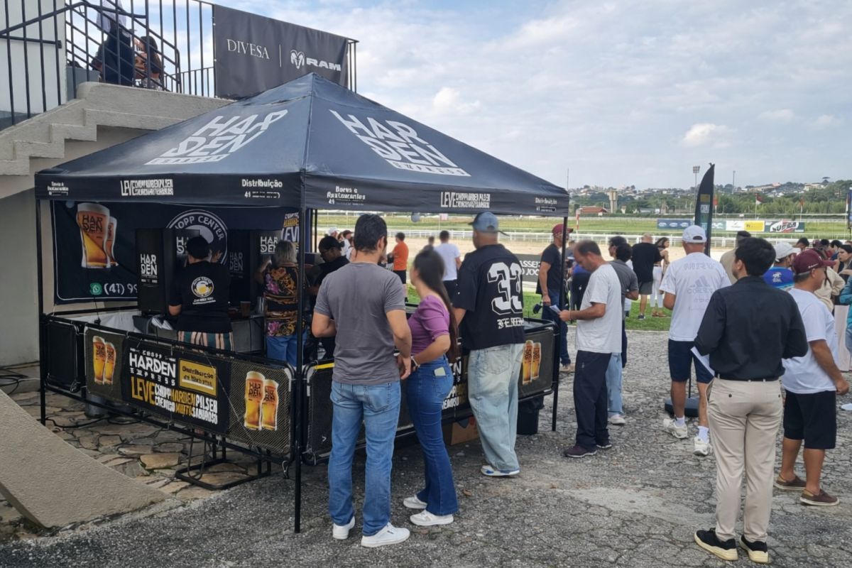 Evento com chopeira e público