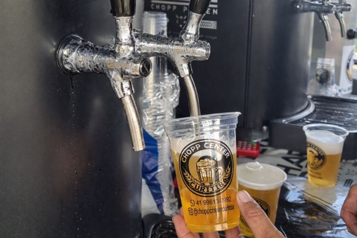 Chopp sendo servido no evento